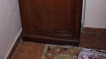 Un armario de madera con dos puertas y un adorno en la parte superior.