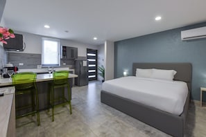 1 chambre, coffre-fort, fer et planche à repasser