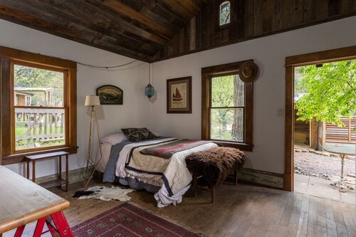 Charming restored 1930s Cabin with private bath