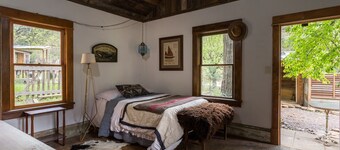 Charming restored 1930s Cabin with private bath