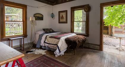Charming restored 1930s Cabin with private bath