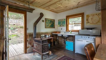 Jääkaappi, mikroaaltouuni, liesi, astianpesukone