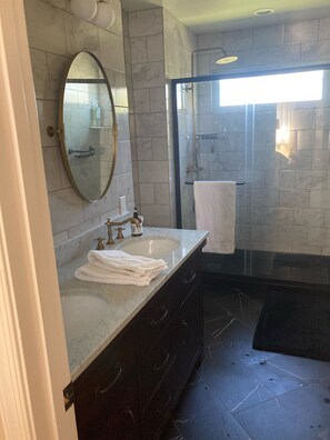 Bruser, bidet, håndklæder, Sæbe