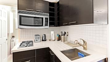 Kühlschrank, Mikrowelle, Herdplatte, Wasserkocher mit Kaffee-/Teezubehör