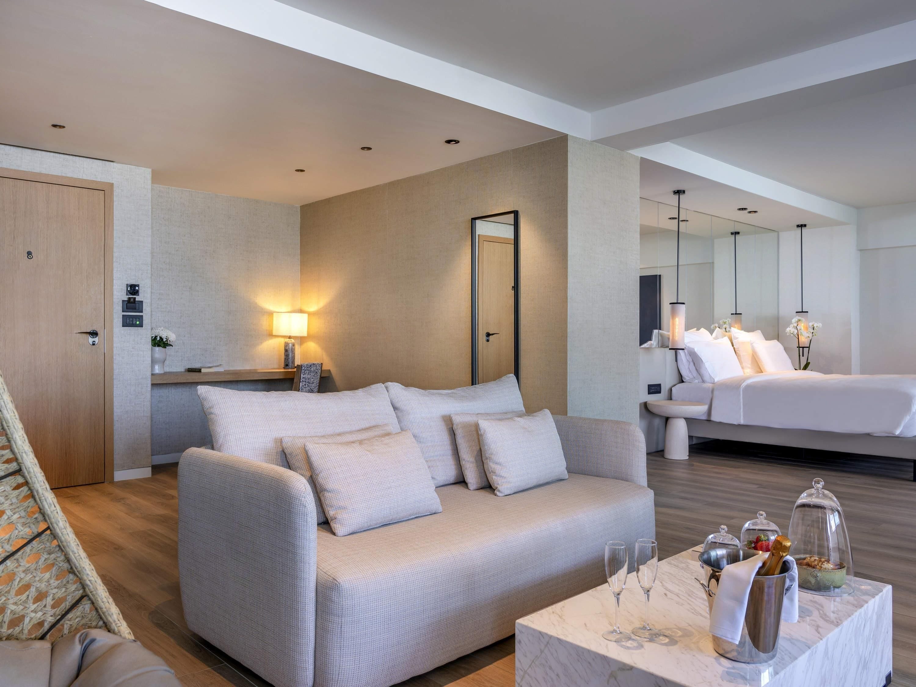 Grand Studio Suite, 1 King Bed (Amazing Escape) | Hypo-allergenic bedding, minibar, in-room safe, blackout drapes