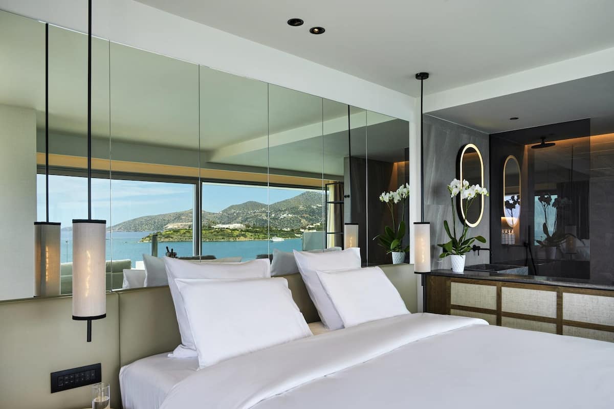 Svit Premier - privat pool - havsutsikt | Allergitestade sängkläder, minibar och värdeförvaringsskåp på rummet