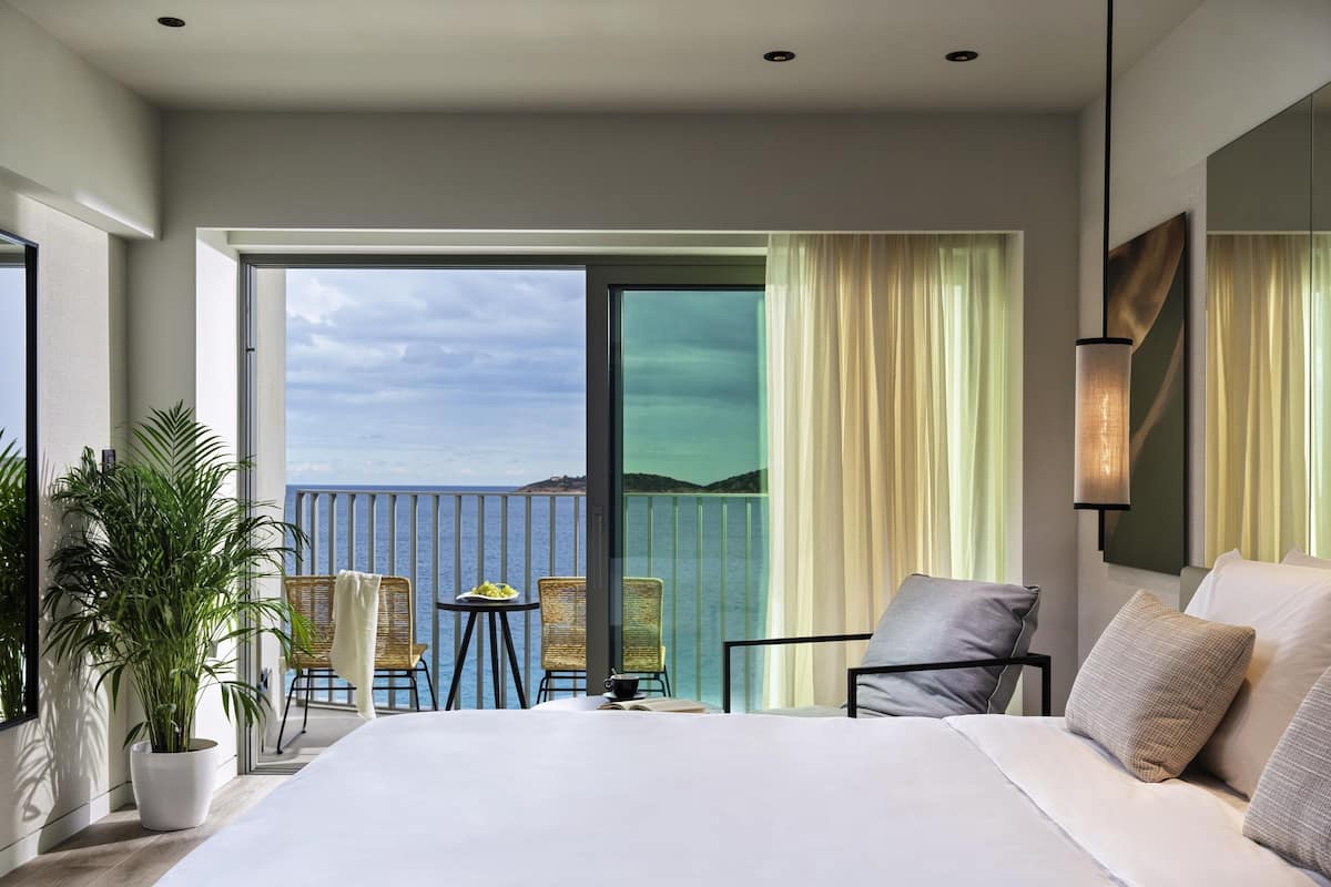 Deluxe Superior, Balcony, Front Sea View | 1 bedroom, hypo-allergenic bedding, minibar, in-room safe