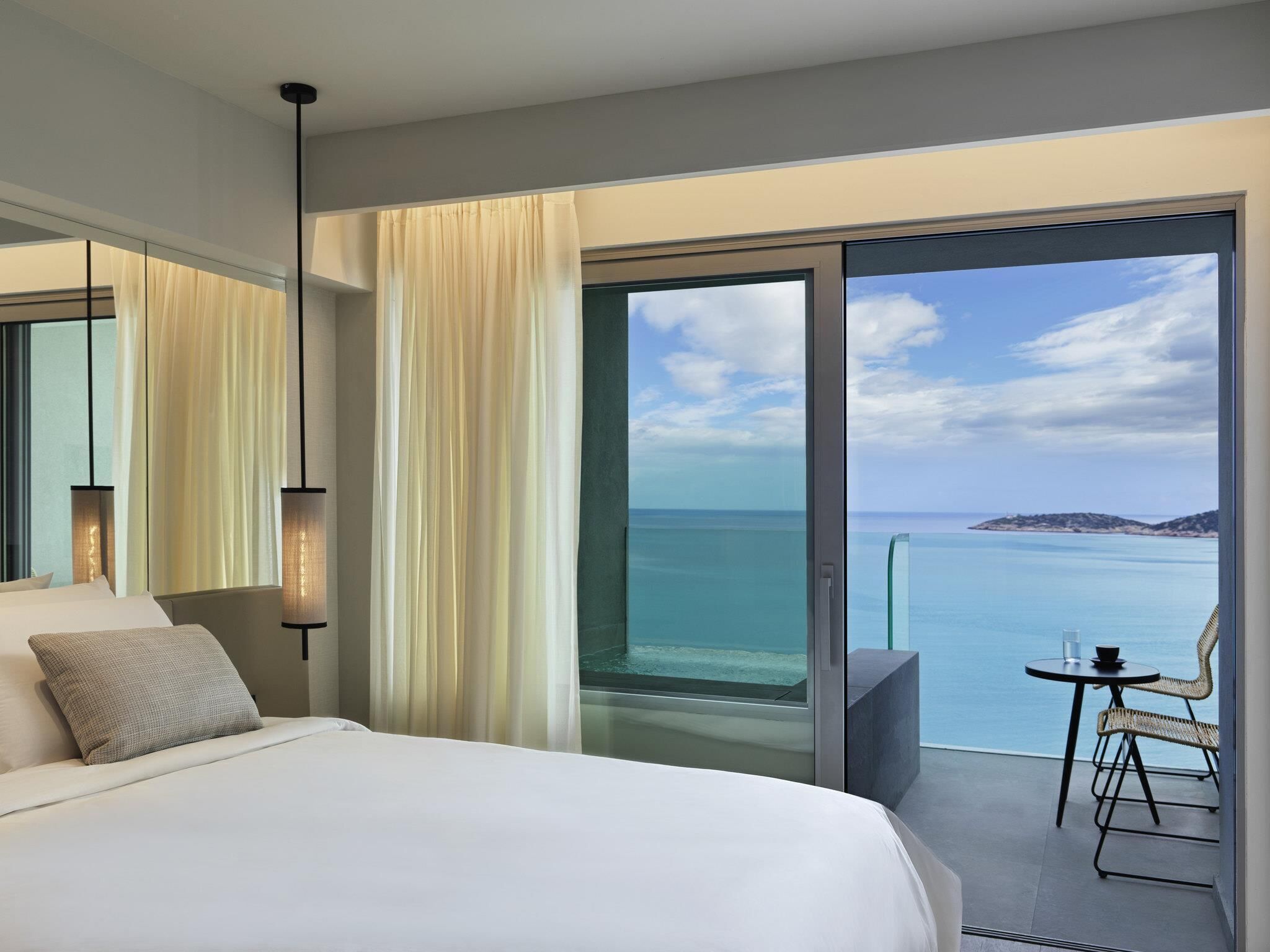 Deluxe Stunning Plunge Pool, Sea View | Bộ đồ giường kháng dị ứng, minibar, két bảo mật tại phòng 
