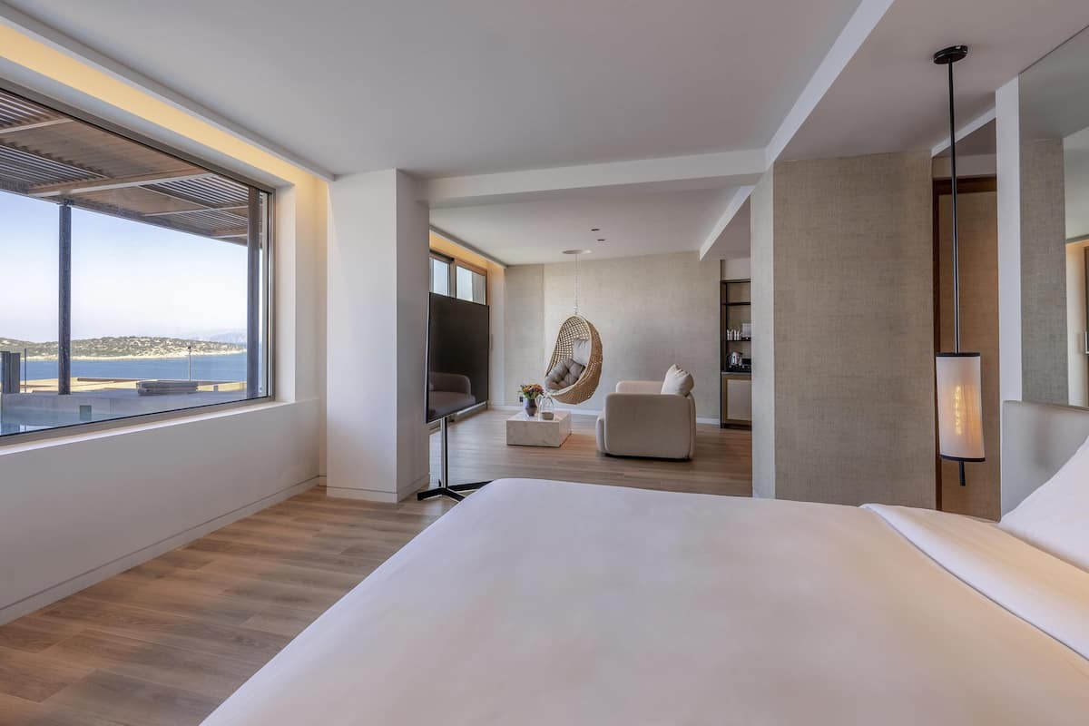 Superb Sea View Suite, Private Pool | 1 多间卧室、防过敏的被褥、迷你吧、客房内保险箱