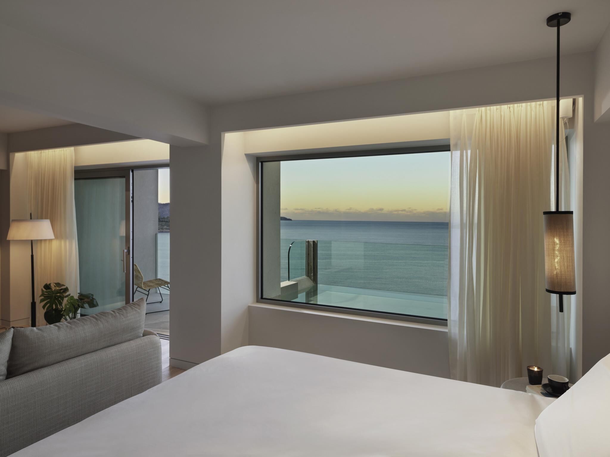 Suite Stunning with Plunge Pool, Sea View | Allergitestade sängkläder, minibar och värdeförvaringsskåp på rummet