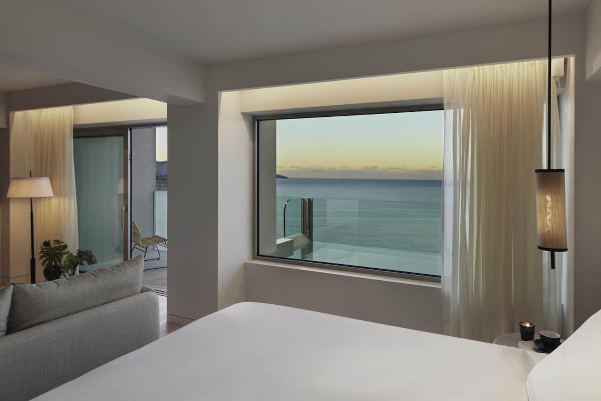 Suite Stunning with Plunge Pool, Sea View | Allergitestade sängkläder, minibar och värdeförvaringsskåp på rummet