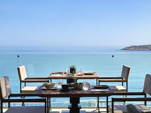 2 restaurants, breakfast served