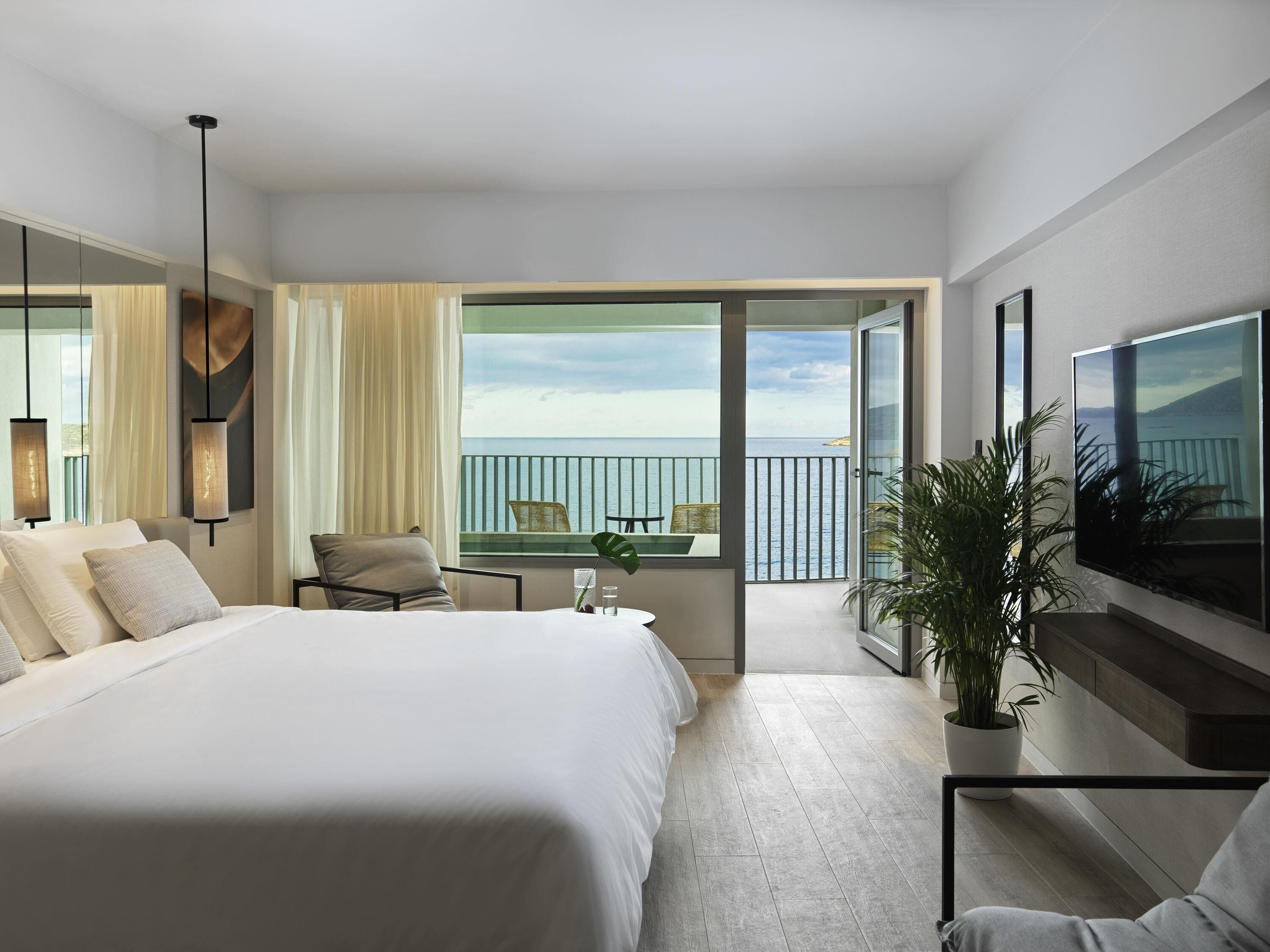 Junior Suite, Plunge Pool, Front Sea View | Hypo-allergenic bedding, minibar, in-room safe, blackout drapes