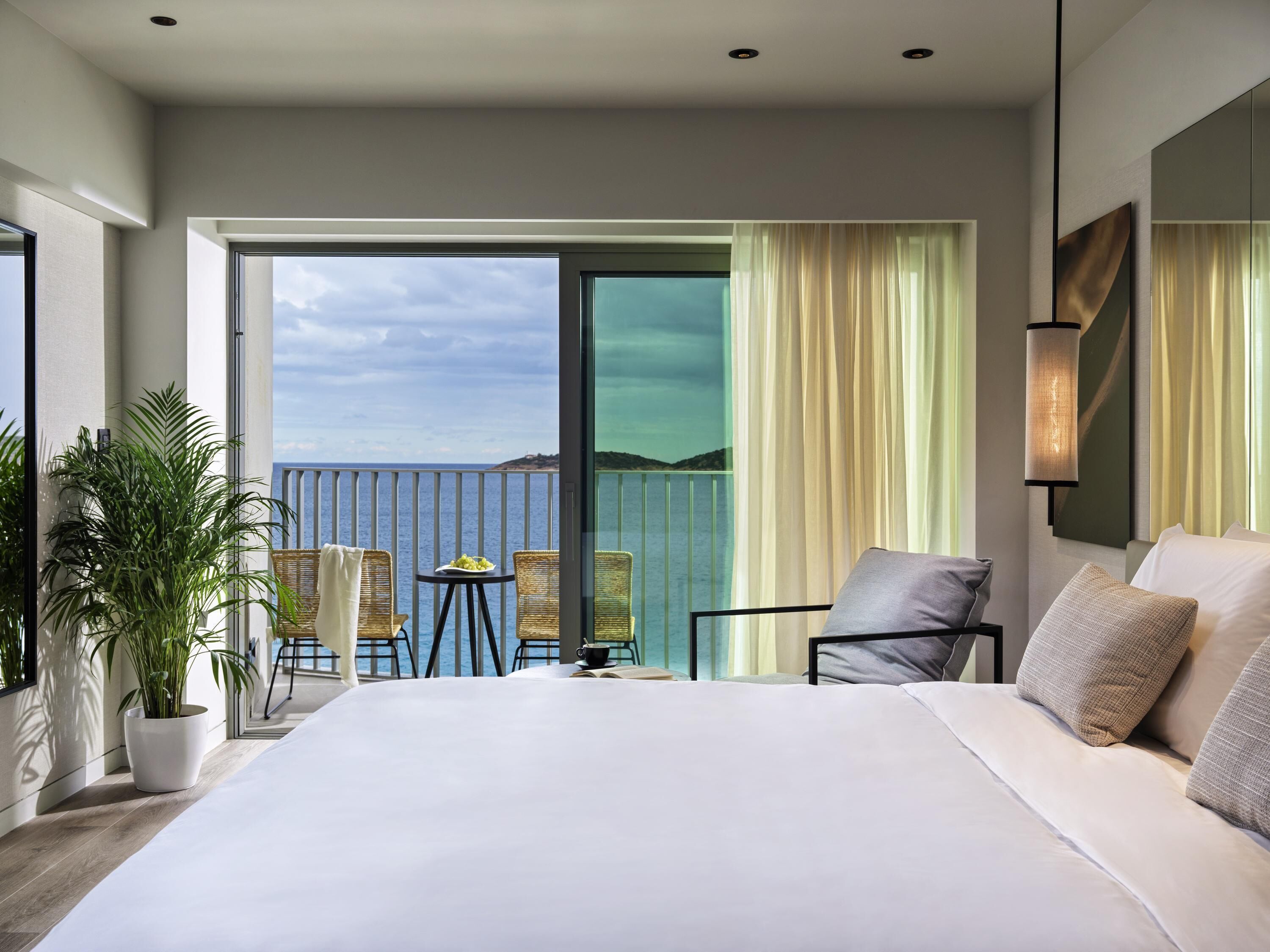 Phòng Deluxe, ban công, quang cảnh vịnh | Bộ đồ giường kháng dị ứng, minibar, két bảo mật tại phòng 