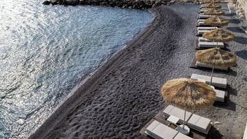 Plage, sable blanc, chaises longues, parasols