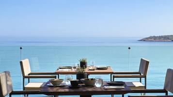 2 restaurants, breakfast served