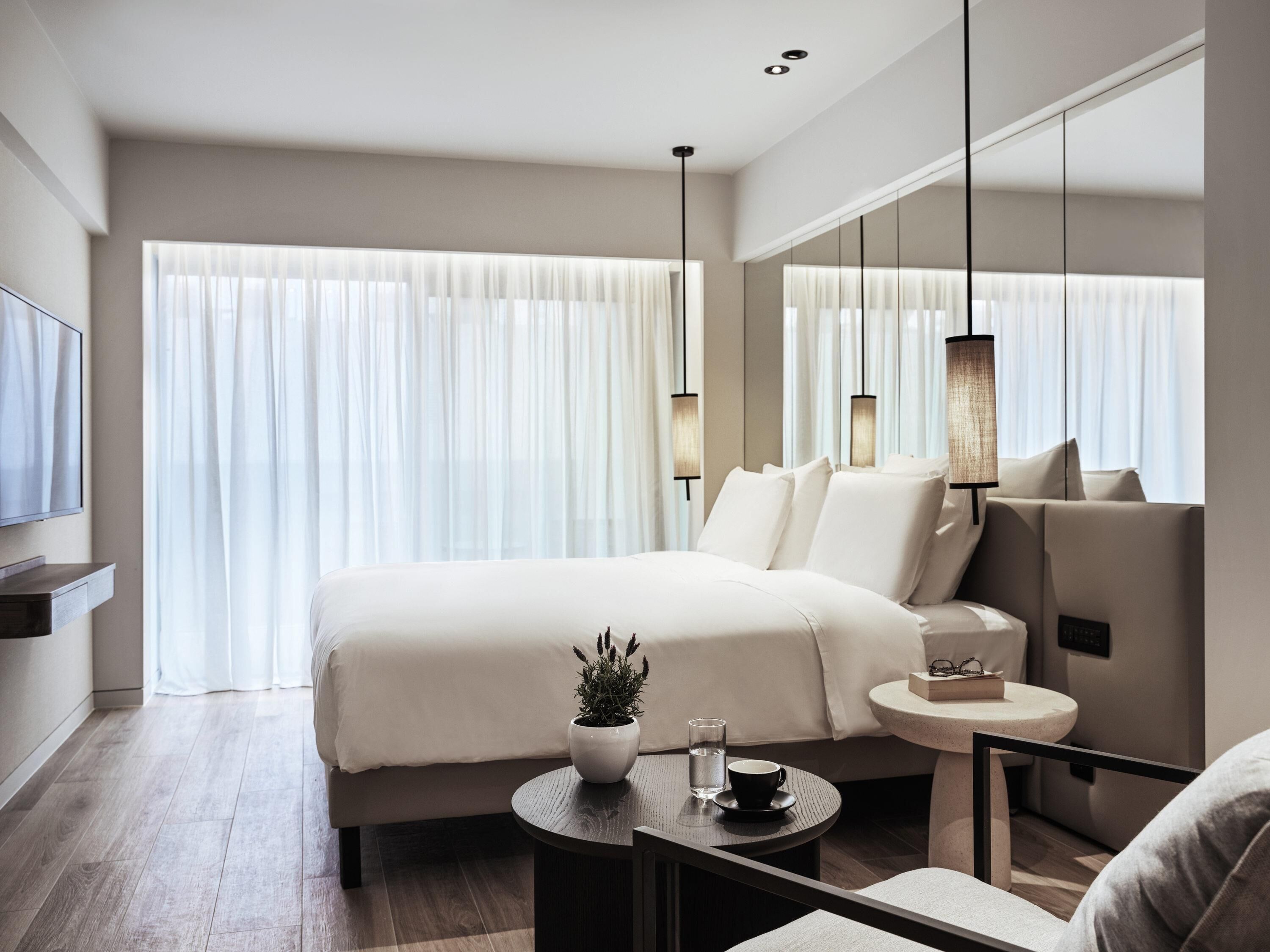 Superior Retreat | Hypo-allergenic bedding, minibar, in-room safe, blackout drapes