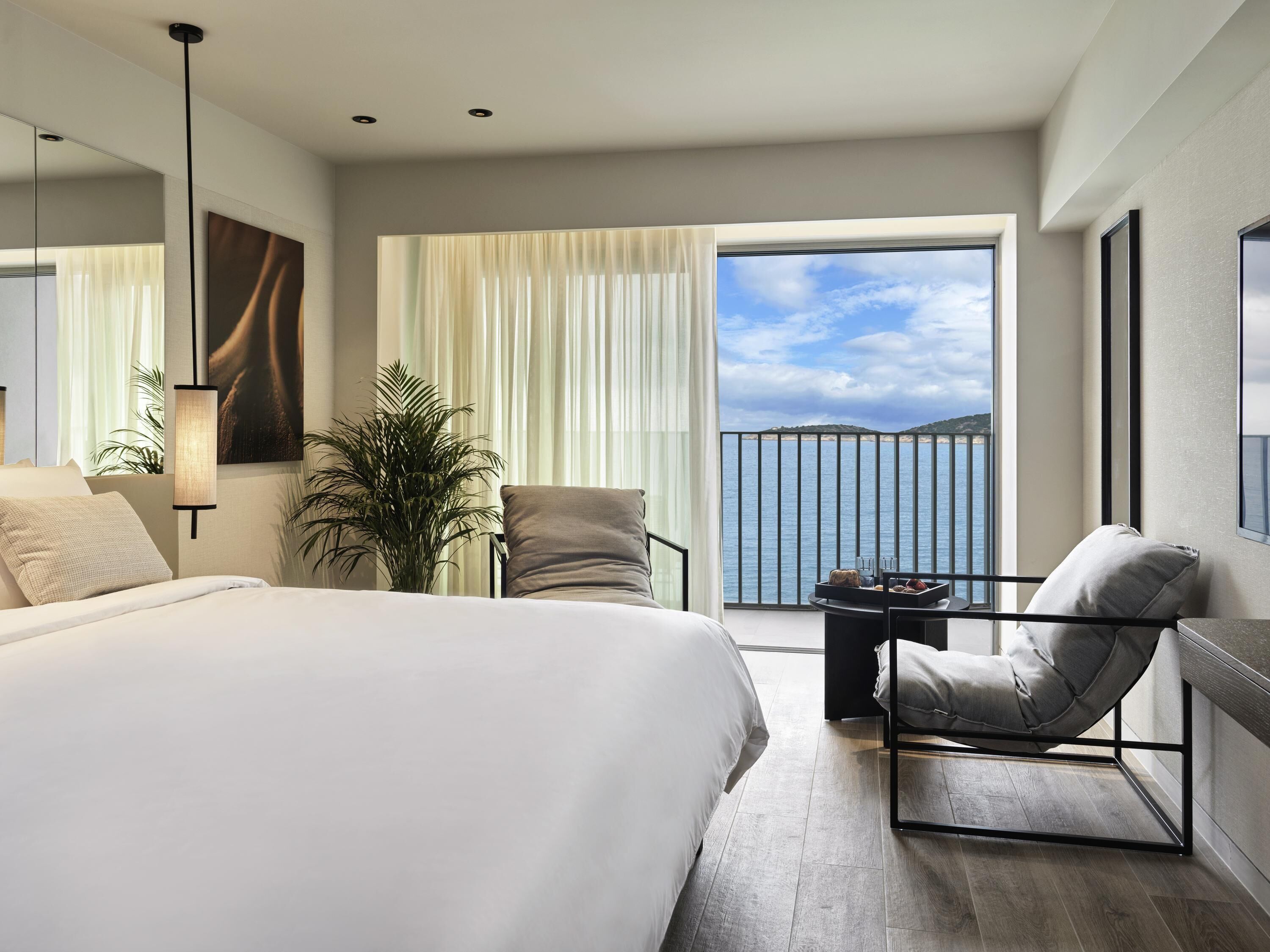 Deluxe Retreat, Sea View | Allergitestade sängkläder, minibar och värdeförvaringsskåp på rummet