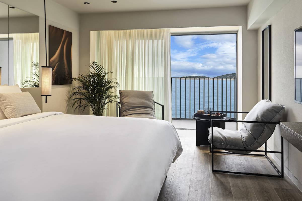 Deluxe Retreat, Sea View | Allergitestade sängkläder, minibar och värdeförvaringsskåp på rummet