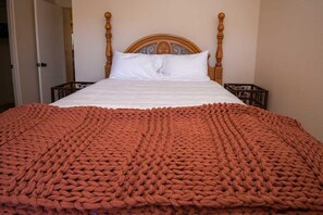 4 bedrooms, iron/ironing board, free WiFi, bed sheets