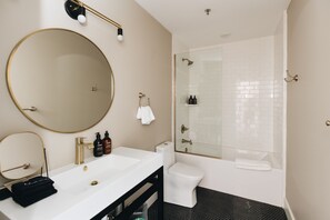 Quarto luxo | Banheiro | Secador de cabelo, roupões de banho, toalhas de banho, sabonete