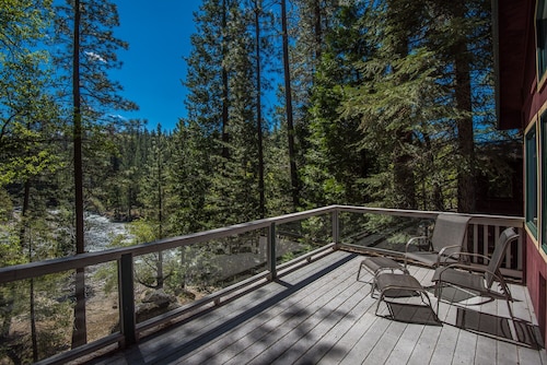 Yosemite Riverside Retreat - Gorgeous Views! Wood burning Stove!