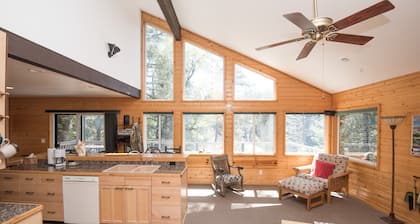 Yosemite Riverside Retreat - Gorgeous Views! Wood burning Stove!