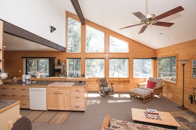 Yosemite Riverside Retreat - Gorgeous Views! Wood burning Stove!
