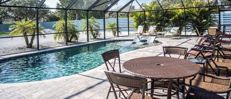 Piscina a l'aire lliure i piscina climatitzada