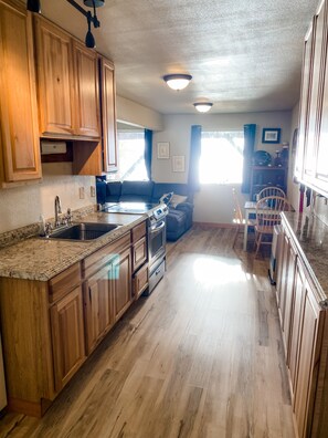 Batterie de cuisine, vaisselle et ustensiles