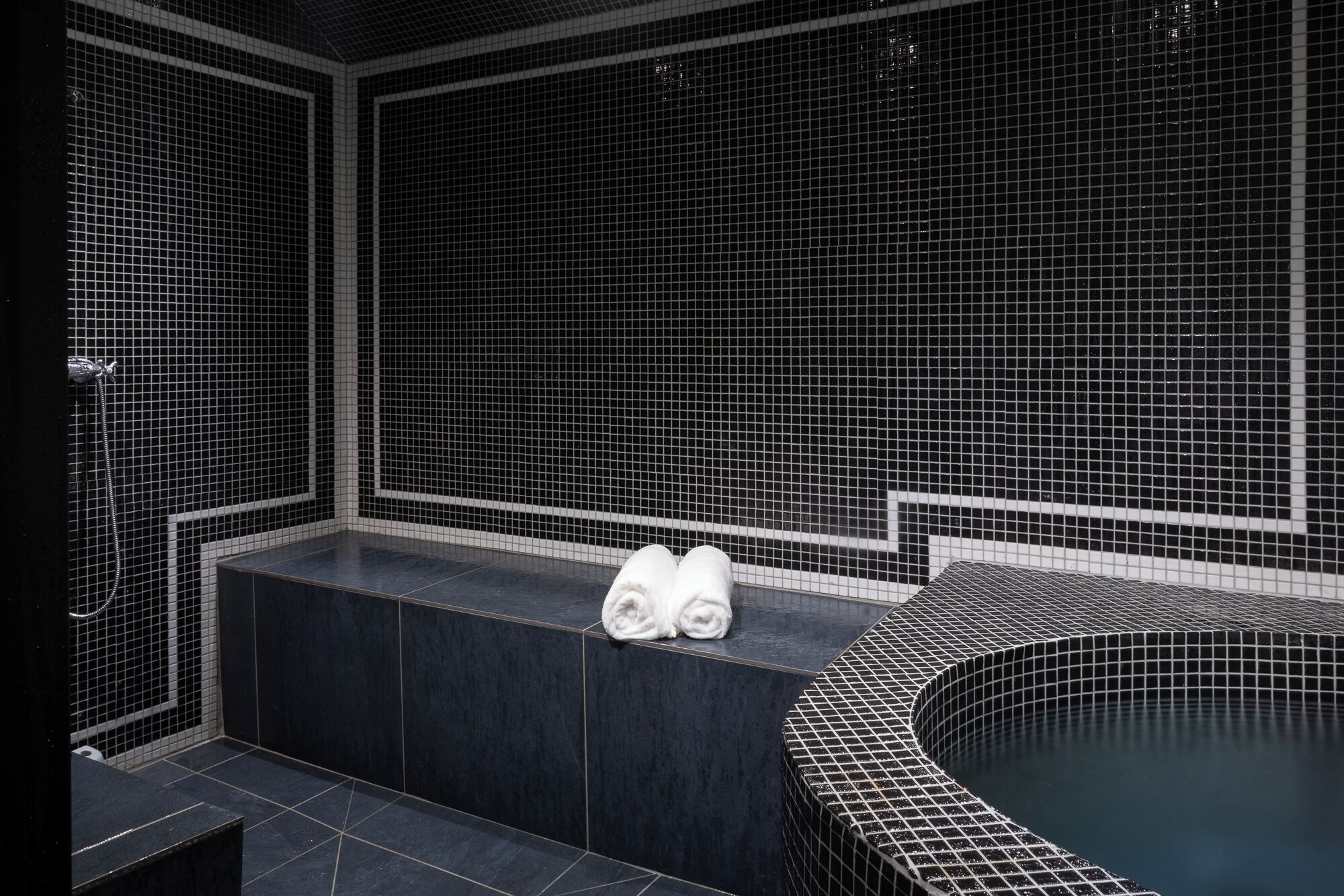 Behandelingskamers voor koppels, een bubbelbad, een stoombad