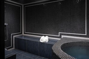 カップル用トリートメントルーム、ホットタブ、スチームサウナ、ボディ トリートメント、ディープティシュー マッサージ、スポーツ マッサージ