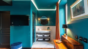 Une salle de bain moderne avec un meuble-lavabo, un miroir et un porte-serviettes.