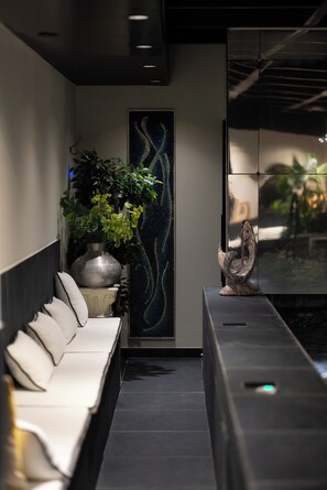 カップル用トリートメントルーム、ホットタブ、スチームサウナ、ボディ トリートメント、ディープティシュー マッサージ、スポーツ マッサージ