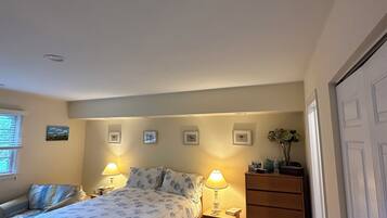 3 bedrooms, desk, iron/ironing board, free WiFi