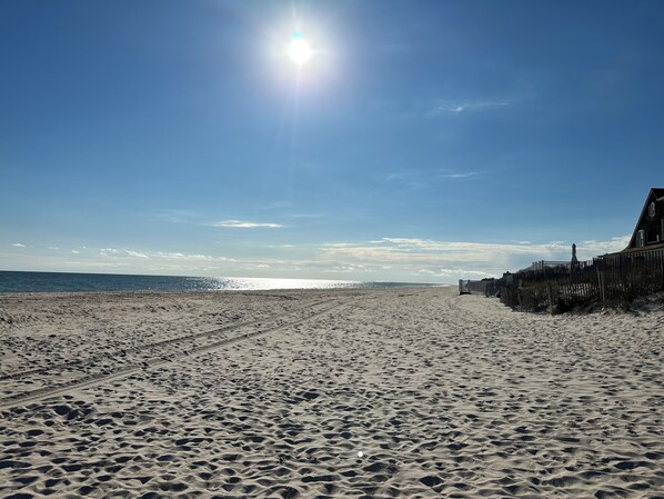 Chaises longues, serviettes de plage