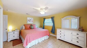 2 bedrooms, free WiFi, bed sheets - The Flamingo (Nokomis)