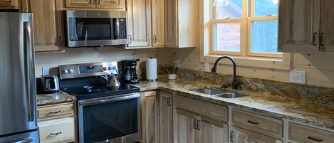 Kylskåp, mikrovågsugn, ugn och spishäll