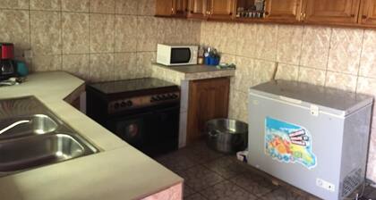 Maison neuve meublée dans un camp sécurisé