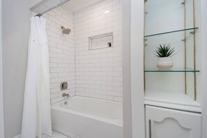 Shower, hair dryer, towels, soap - Modernized home - Ready for your family! 3 bedroom/2bathrooms, NO STAIRS (Alabaster)