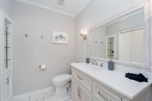 Shower, hair dryer, towels, soap - Modernized home - Ready for your family! 3 bedroom/2bathrooms, NO STAIRS (Alabaster)