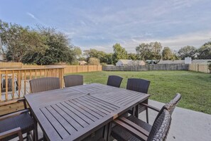 Outdoor dining - Modernized home - Ready for your family! 3 bedroom/2bathrooms, NO STAIRS (Alabaster)