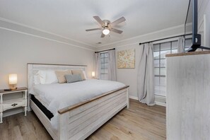 3 chambres, bureau, fer et planche à repasser, lit de bébé portatif