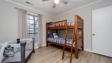 3 chambres, bureau, fer et planche à repasser, lit de bébé portatif
