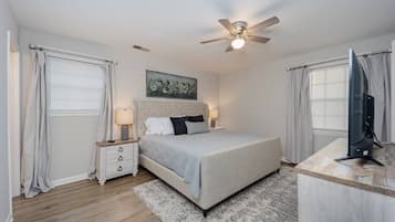 3 bedrooms, desk, iron/ironing board, free WiFi