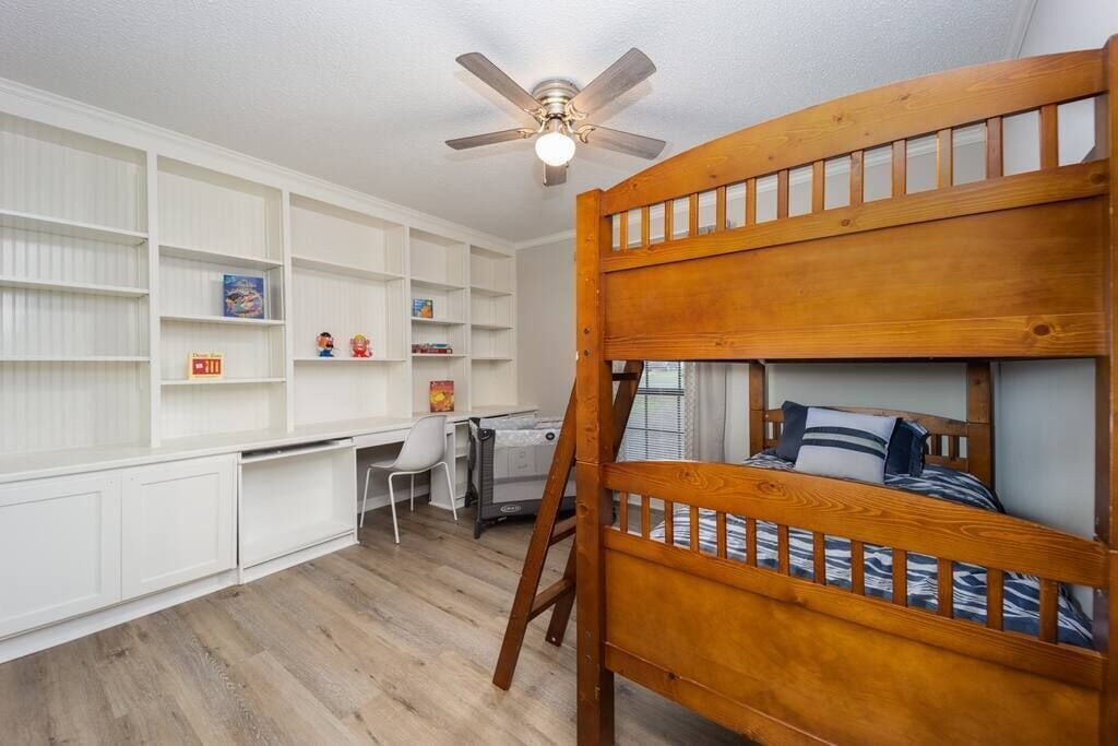 3 habitaciones, escritorio y tabla de planchar con plancha 