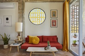 Deluxe-Studiosuite | Wohnbereich | 43-Zoll-Flachbildfernseher mit Digitalempfang, Fernseher