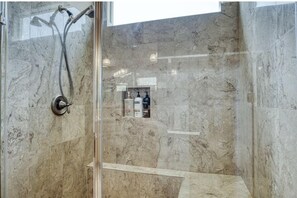 Ensemble baignoire-douche, séchoir à cheveux, serviettes fournies, savon