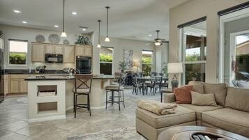 TV connectée, cheminée, livres, espaces bureaux