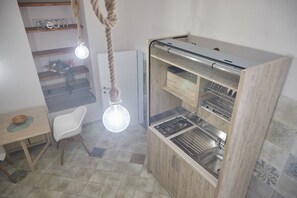 Kühlschrank, Ofen, Wasserkocher mit Kaffee-/Teezubehör